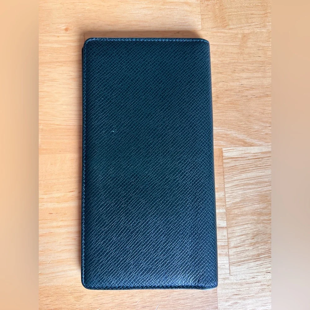 Louis Vuitton Taiga Porte Valeurs Cartes Dark Green Leather Wallet code V11918